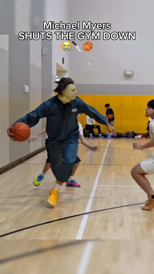 Mike was HOOPING 🤣😭
•
•
•
#jdub #basketball #michaelmyers #halloween #dunk