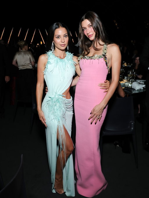 IT Girls link up 😍 Hailey Bieber poses with Inde Navarrette and Alexa Demie at the 2026 Academy Museum Gala.

(📸: Getty)