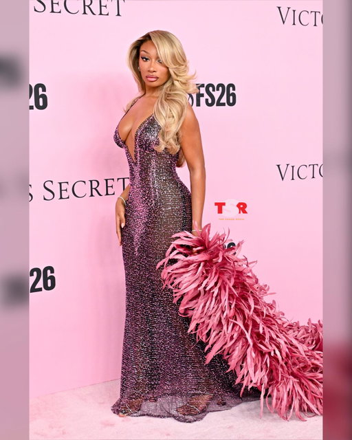 #MeganTheeStallion rippinnnnn the Victoria Secret fashion show red carpet 😮‍💨🔥💗! ✍🏾: #TSRStaffST