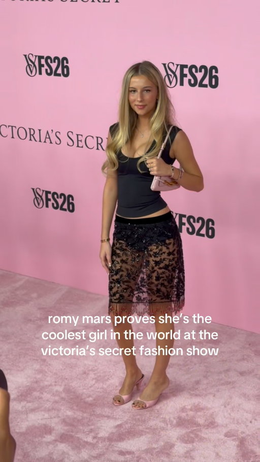 Daughter of #SofiaCoppola and Thomas Mars, bestie of #JacobElordi, musician, AND now walking the pink carpet at the #VictoriasSecretFashionShow, #RomyMars is living my dream once again… #vsfs2026 

🎞️: @actuallyjonathanborge