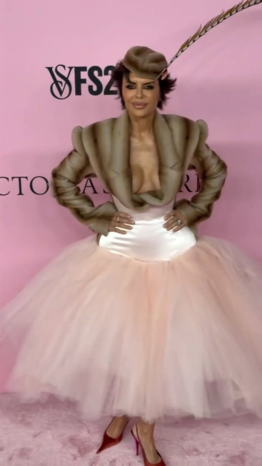 When you can’t decide between a tutu and a blazer, you do both. The legendary #LisaRinna brought the fierce to the #VictoriasSecretFashionShow pink carpet, and we’re OBSESSED! #VSFS26 

🎞️: @actuallyjonathanborge