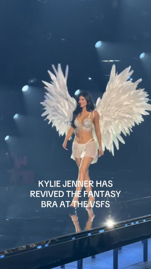 HEY SO THIS IS LEGENDARY!!! #KylieJenner has made a surprise appearance on the #VictoriasSecretFashionShow runway wearing the newly-revived Fantasy Bra!!! #vsfs2026

🎞️: @actuallyjonathanborge