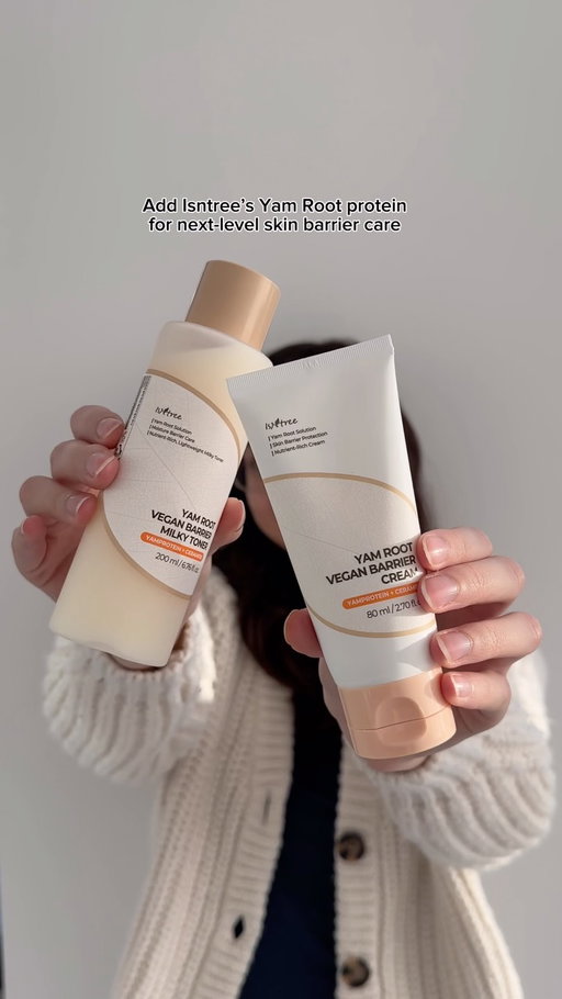 Getting ready for the cold weather with some extra hydration 🧴

@isntree’s Yam Protein duo moisturizes and strengthens your skin barrier, and I love how glowy my skin is after using it ✨

*PR #isntree #koreanglowup #milkyglow #koreanskincare #kskincare