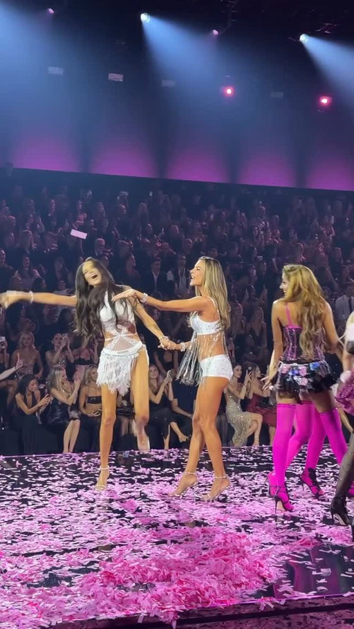 Confetti, an iconic Spice Girls track and kisses from the angels. That’s a wrap on the 2026 @victoriassecret fashion show. Tap the link in our bio to see the star-studded attendees from tonight’s show.