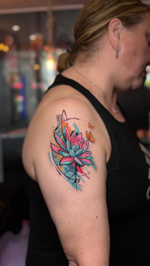 Old tattoo, new look! 🌸🦋
A colorful cover-up transformation! ✨

Artist: @leandroreyestattoo 
📍 Rock’N’Roll Tattoo — Mallorca