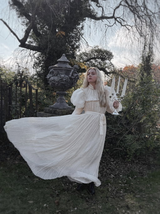 “Ghosts are real, that much I know. I’ve seen them all my life...”🕯️

🎃Halloween costume idea: Edith Cushing from @crimsonpeak
Dress kindly gifted by @la_femme_en_noir_ 

#crimsonpeak #edithcushing #halloweencostume #lafemmeennoir #victorianera