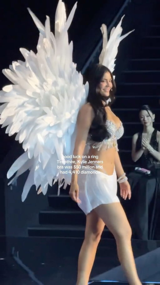 Sending thoughts and prayers king @victoriassecret #victoriassecretfashionshow #victoriassecret #kyliejenner