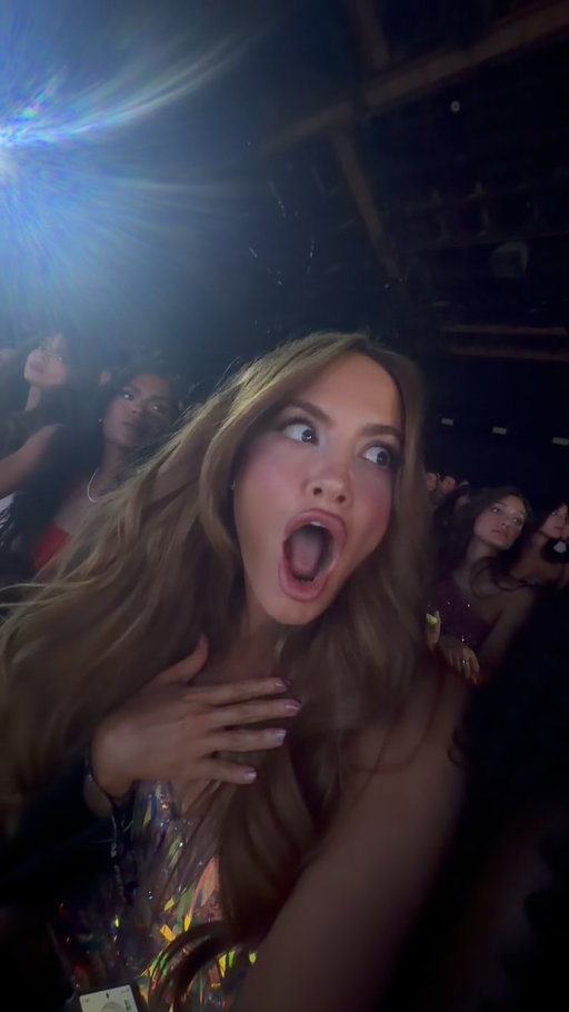 I will never stop reliving this because I CANT BELIEVE I WAS AT THE @victoriassecret FASHION SHOW!!! 🥹