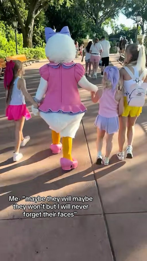 It's time to plan another trip 🥹 Halloween is fun but there is nothing like @disneyland at Christmas time.. @disneyparks #disneyland #disneychristmas #corememories #motherhood