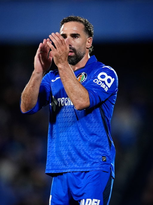 💙🥺 Dani Carvajal, 𝐍𝐎𝐓 in Real Madrid shirt for the first time in so many years… having his Getafe 𝐃𝐄𝐁𝐔𝐓! 👏🏼

A special moment for the 𝒔𝒆𝒓𝒊𝒂𝒍 𝒘𝒊𝒏𝒏𝒆𝒓 with Real and Spain.