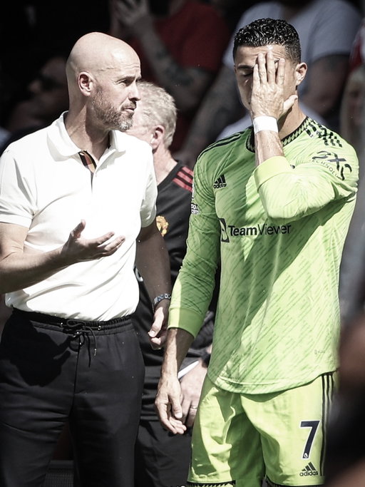 🚨 𝐓𝐄𝐍 𝐇𝐀𝐆 🆚 𝐂𝐑𝐈𝐒𝐓𝐈𝐀𝐍𝐎 𝐑𝐎𝐍𝐀𝐋𝐃𝐎 🤯🫵🏼

Speaking to The Athletic, Erik ten Hag answers about Cristiano Ronaldo and their relationship when at Manchester United 🔥

“𝐂𝐫𝐢𝐬𝐭𝐢𝐚𝐧𝐨 𝐥𝐞𝐭 𝐭𝐡𝐞 𝐭𝐞𝐚𝐦 𝐝𝐨𝐰𝐧 𝐚𝐧𝐝 𝐡𝐞 𝐥𝐞𝐭 𝐦𝐞 𝐝𝐨𝐰𝐧, because we planned with him. I flew out to Portugal to speak with Cristiano about what I was aiming for before I came to Man United…”.

“Obviously, he’s one of the best in football history. I respected him a lot. But at that time, 𝐈 𝐡𝐚𝐝 𝐭𝐨 𝐦𝐚𝐤𝐞 𝐚 𝐫𝐚𝐭𝐢𝐨𝐧𝐚𝐥 𝐝𝐞𝐜𝐢𝐬𝐢𝐨𝐧”.

“Cristiano was not capable of training as I wanted and he ran neither in possession nor out of possession. The reason was because Cristiano did 𝐍𝐎𝐓 𝐏𝐑𝐄𝐏𝐀𝐑𝐄 𝐇𝐈𝐌𝐒𝐄𝐋𝐅”.

“Every top team has to embrace the top player… but the top player has to work for the team, this is how I see football”.

“Cristiano was telling the players: 𝐒𝐚𝐯𝐞 𝐲𝐨𝐮𝐫 𝐥𝐞𝐠𝐬 𝐚𝐭 𝐭𝐫𝐚𝐢𝐧𝐢𝐧𝐠”.

“I understand it when you are top fit but 𝐟𝐢𝐫𝐬𝐭 𝐲𝐨𝐮 𝐡𝐚𝐯𝐞 𝐭𝐨 𝐭𝐫𝐚𝐢𝐧 𝐲𝐨𝐮𝐫𝐬𝐞𝐥𝐟 𝐭𝐨 𝐠𝐞𝐭 𝐢𝐧𝐭𝐨 𝐭𝐡𝐞 𝐫𝐢𝐠𝐡𝐭 𝐟𝐢𝐭𝐧𝐞𝐬𝐬 𝐥𝐞𝐯𝐞𝐥𝐬”, ten Hag added 👀