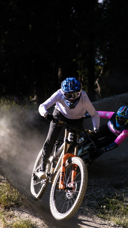 FINALLY we are back! Swapping Lines Episode 8 with @annanewkirk_ in @bike.kingdom is LIVE on Youtube!🤝

Just comment “Swapping Lines” and I will send you the link!😉

🎥 @nirual_1 @jacob.cox__ 

#mtb #downhill #swappinglines