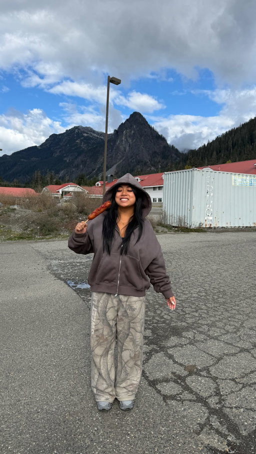 the best corn dog I’ve had in wa?!! 🥹⛰️

hand dipped, mountain view AND only $4.49?!! absolutely!! have yall been here before? 

📍 bob’s espresso
773 SR-906
Snoqualmie Pass, WA  98068
United States