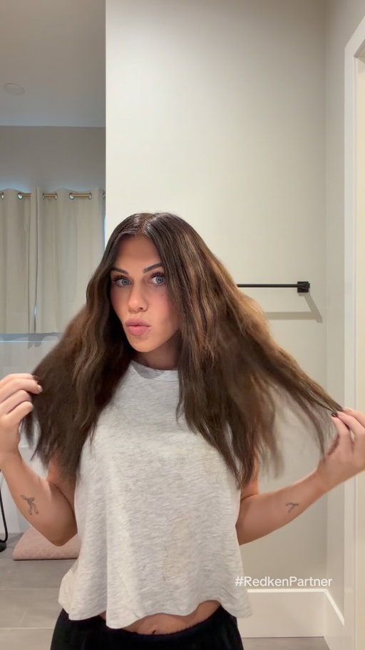 A full calendar and a full wash day? Let’s be realistic. 🤭 For the days that’s not happening, I love the new Acidic Cleansing Mist from @redken ! Shop now at @ultabeauty . 

#redkenpartner