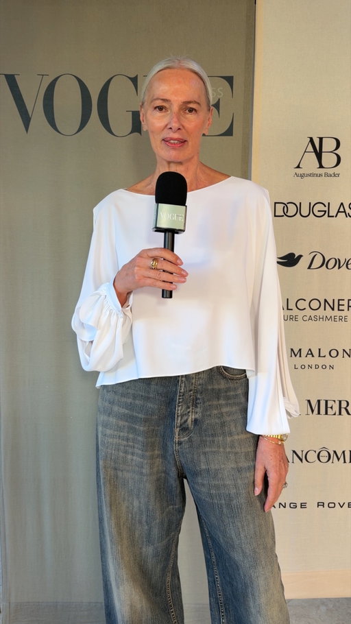 Bei unserem Retreat #VogueWellness drehte sich alles um Longevity, Entspannung und Verschnaufspausen. Eva Padberg (@thepberg), @SindiArifi, Vivian Benard (@vivabenard), @PetravanBremen, @ZoePastelle und @AlionaGris haben uns verraten, wie sie im Alltag zur Ruhe kommen.
#voguegermany #voguewellness2026
(Song: A Field Of Night by Chequerboard)

VOGUE Wellness supported by @augustinusbader, @douglas_cosmetics, @dove_offiziell, @falconeriofficial, @jomalonelondon, @lancomeofficial, @lamer, @lvate.face.aesthetics, @rangerover, @ringconn_eu.
