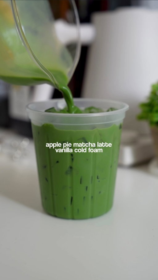 apple pie, meet matcha 🍎🍵

tbh, i genuinely did not expect to love this combo THIS much..it was so so gooddd! 😭 also, using up some leftover cold foam from my previous video!

— 5g of matcha
— 10ml apple pie syrup
— 100ml milk of choice

— Pour your matcha
— Add vanilla cold foam on top

For matcha : 
— Sieve 5g of matcha powder
— 50ml of water [ < 80’ ] 
[ 15ml room temp for paste + 35ml hot water]
— Whisk until it fully dissolved

#matchalatte #matchalover #icedmatchalatte #foryou #matchaholic