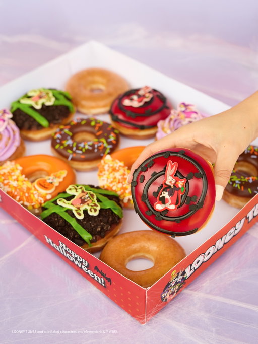 Bugs Bunny™ got our attention, the chocolate dulce kreme filling kept it
 
❤️ Bugs Bunny™: chocolate dulce kreme filling, red dulce icing, chocolate drizzle, and bat sprinkles