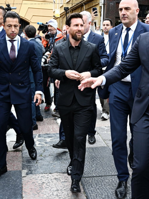 🇪🇸🌟 Leo Messi has arrived in Spain to receive the prestigious 2026 Princess of Asturias Award for Sports, and fans are going 𝒄𝒓𝒂𝒛𝒚 𝒇𝒐𝒓 𝒉𝒊𝒎! 🤩

A fan revealed that he deliberately 𝐜𝐮𝐭 𝐡𝐢𝐬 𝐡𝐚𝐧𝐝 to avoid going to work and meet his idol, Lionel Messi. 🤯🩸

𝑾𝒉𝒂𝒕𝒆𝒗𝒆𝒓 𝒊𝒕 𝒕𝒂𝒌𝒆𝒔 𝒕𝒐 𝒔𝒆𝒆 𝑳𝒆𝒐. 🇦🇷✨