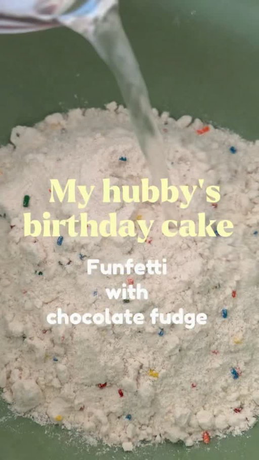 This cake brought me back 🎂🍫

His request! I was like easy enough 🤭

**not sponsored**
@pillsbury @caraway_home #Fyp #Birthdaytreats #Baking #Cake #Birthday