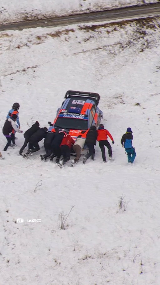 Fans to the rescue 👏

#WRC