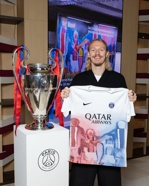 Art meets football ❤️💙

As part of the @psg x @artbasel Paris 2026 collaboration, @motya_39 visited the Grand Palais to explore the artworks on display, discover the Qatar lounge and the warm-up jersey inspired by @nadjibbenali_’s original work also featured in the campaign accross the Parisian metro!

Presented by Qatar Sports Investments and QC+, in partnership with @qatarairways