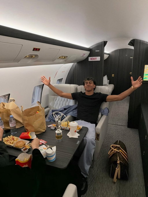 ✈️ 𝐑𝐄𝐕𝐄𝐀𝐋𝐄𝐃: Lamine booked a 𝐏𝐑𝐈𝐕𝐀𝐓𝐄 𝐅𝐋𝐈𝐆𝐇𝐓 to travel to Ballon d’Or ceremony in London with his entire entourage and the family members to join him 🌕👋🏼

Yamal has also already organised a 𝐂𝐄𝐋𝐄𝐁𝐑𝐀𝐓𝐈𝐎𝐍 𝐏𝐀𝐑𝐓𝐘 in London in case he wins it Monday, report Victor Navarro 🎶