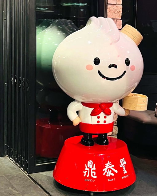 🥟 Is Din Tai Fung coming to Houston? A new Texas Department of Licensing and Regulation filing points to a potential location at The Galleria.

🆕️ As first reported by Shafaq Patel for Axios*, who shared the filing this afternoon just after it was posted, the $1 million renovation project, titled “Din Tai Fung Space C3516 Re-demise,” outlines plans to combine six existing spaces into a new 16,790-square-foot space at 5115 Westheimer. 

🗓 The project lists a February 1, 2027, start date and June 15, 2027, completion date.

🍣 The plans include the space currently occupied by Nobu, along with five additional spaces. The filing lists the project status as registered, though the tenant has not yet been assigned in the public record.

🥢 Din Tai Fung began in Taiwan in 1958 as a cooking-oil business before evolving into a restaurant specializing in steamed dumplings 14 years later. It became internationally renowned for its xiao long bao, or soup dumplings, which feature delicate wrappers filled with seasoned meat and hot broth.

🌏 Today, the brand operates restaurants around the world. Its menu also features noodles, wontons, fried rice and vegetable dishes. 🍜

📑 While the TDLR filing is a significant development, it does not by itself confirm an opening date or establish that a lease has been finalized. 

🚘 The news also comes hot on the heels of the announcement that the @HoustonGalleria is eliminating free parking next month. 😬

⛓️‍💥 *Visit the link in our bio to view the full @AxiosHouston article.

✍️🏽 @MadmanMario
📸 @PhaedraCook