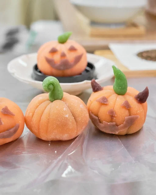The only wagashi and tea making workshop in Houston! 🍬🍵 
Wagashi are traditional Japanese sweets traditionally paired with matcha. The only place to buy wagashi freshly made in Houston is at Sweets Oyatsu. Recently they started offering workshops on making wagashi and matcha! 

Since wagashi follows seasonal themes, for October the theme was a cute jack-o'-lantern 🎃 Swipe all the way right to see our class photo. Everyone's turned out so cute! You'll also learn about whisking usucha matcha to pair with your sweet little treat. At the end of the class, you'll take home the recipe too!

{More photos and details available on my blog (link in bio)}

📍 Sweets Oyatsu @sweets_oyatsu_htx 
(located inside @daidomarkethouston)

#houstonfoodie, #houstoneats, things to do in Houston, Houston food, #Houstondessert, Halloween 2026, Japanese cuisine, mochi, daifuku, anko