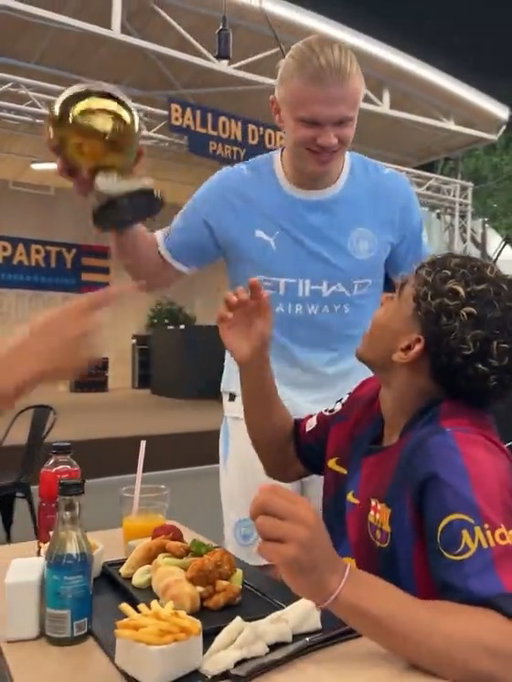 YAMAL x MBAPPÉ 🤣 KKKKKKKKKK

🚨 HOJE TEM BARCELONA X REAL MADRID, AO VIVO, A PARTIR DE 15H! VEM PRO ELCLÁSICO COM A GENTE! 🔥🔥🔥

📹 ttk/chinedu_football

*Vídeo criado com IA

#CoberturaCazéTV #Cztv27 #Original #LamineYamal #Mbappé #BallondOr #IA