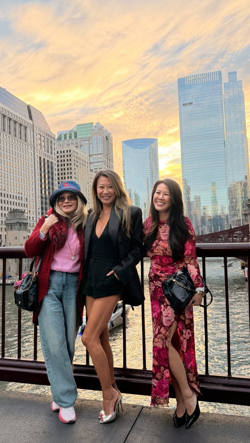 The most dangerous trio is a mom and her two daughters 🤣 Had the best time in Chicago with my mom and sister!

#momdaughter