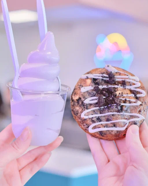 New location! 🍪🍦 Congrats to @pudgysfinecookies and @undergroundcreamery for location #2! This location features Underground Creamery's new soft serve concept @undergroundsofties. 

I stopped by the grand opening to get my birthday month treats. I got a Big Oreo cookie and Underground Creamery's ube and vanilla swirl soft serve. The soft serve was so yummy and creamy, the two flavors worked so well together! Of course, I enjoyed my cookie, too! 

📍 Pudgy's Fine Cookies (Meyerland)
4798 Beechnut St, Houston, TX 77096
 

#houstonfood #houstondessert #houstonfoodie #houstonicecream