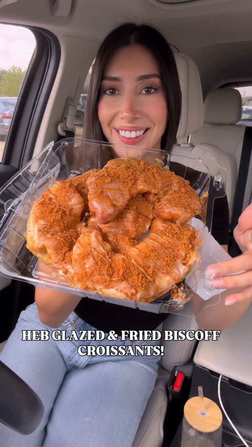 🥐 @heb GLAZED & FRIED BISCOFF CROISSANTS NOW IN HOUSTON🥐 
These new croissants at HEB are sooo goood 😍 so soft and flaky! It is sweet but sooo delicious! If you love biscoff and the HEB glazed croissants you need to try these! 

📍 @heb 6055 South Fwy, Houston 

#houstonfood #houstonfoodie #htx #heb