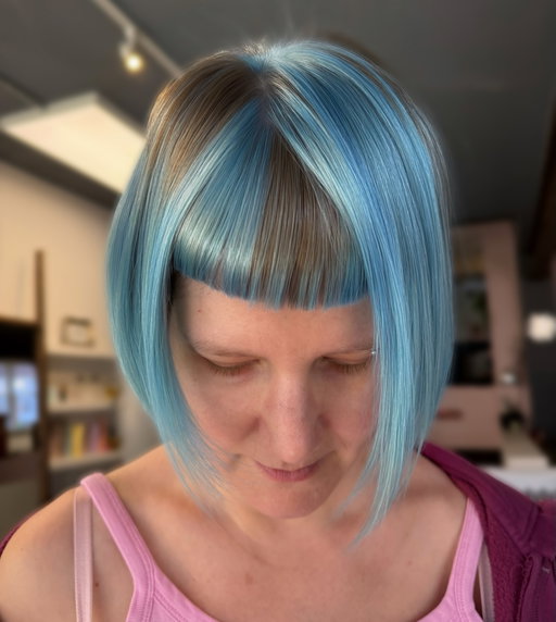 Icy colour with a brand new placement for the amazing @thecrinolinequeen ❄️🧊 We left her ashy blonde as a base, making this colour extra special. The blue is @dangerjonesbold Poolside