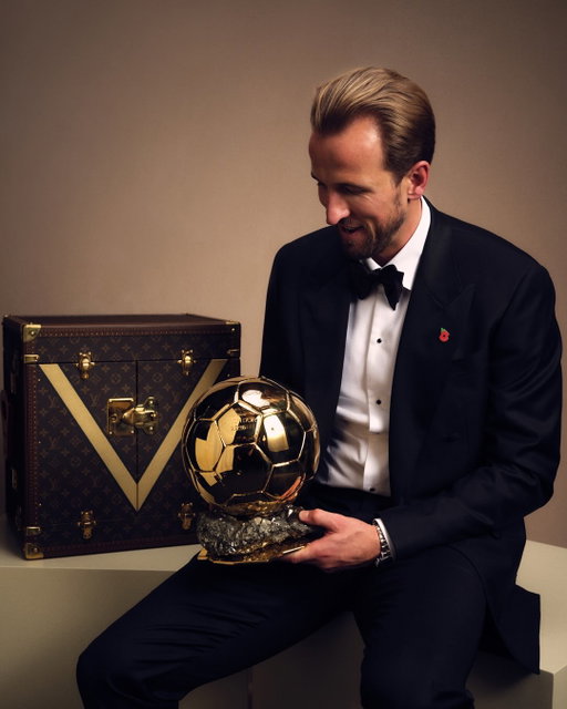 Victory Travels in Louis Vuitton. Congratulations to #HarryKane and #AlexiaPutellas on their 2026 Ballon d’Or — a crowning achievement in their pursuit of football’s highest individual distinction, commemorated by Louis Vuitton through bespoke trophy trunks.

#BallonDor #LouisVuitton