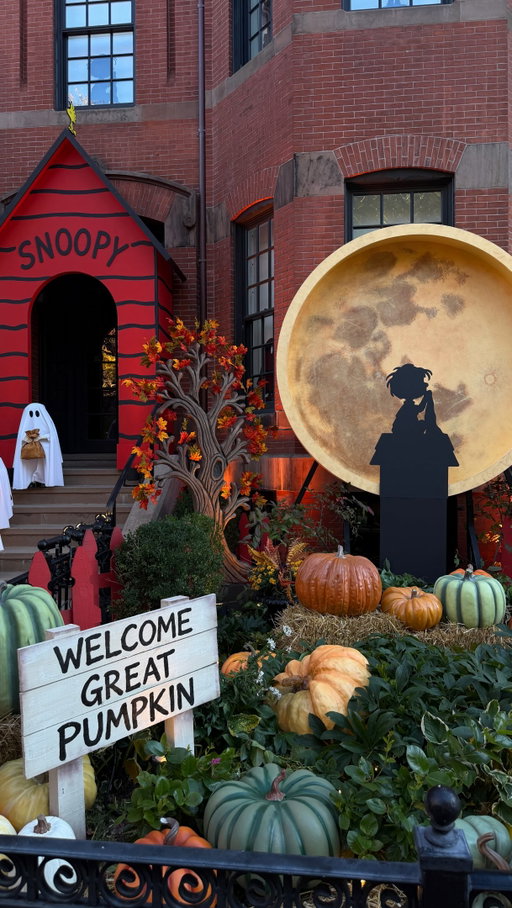 #2904 one of the best decorated doors of the halloween season in boston: 314 marlborough street in back bay 🎃 #bucketlistboston snoopy & the great pumpkin charlie brown 🫶