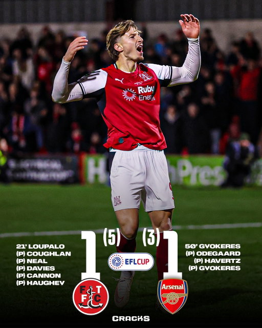 ¡BATACAZO MONUMENTAL! 😱💣

Increíble golpe en la EFL Cup. El Arsenal, vigente campeón de la Premier League, quedó eliminado a manos del humilde Fleetwood Town de la cuarta división tras empatar 1-1 en el tiempo reglamentario. 🏴󠁧󠁢󠁥󠁮󠁧󠁿💥

La hazaña se consumó en los penales: el modesto equipo inglés se impuso 5-3 en una tanda dramática donde Bruno Guimarães falló el remate que sentenció la eliminación de los Gunners. 🧤⚽