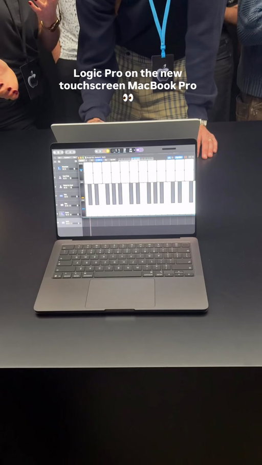 New touchscreen MacBook Pro 👀👀👀
