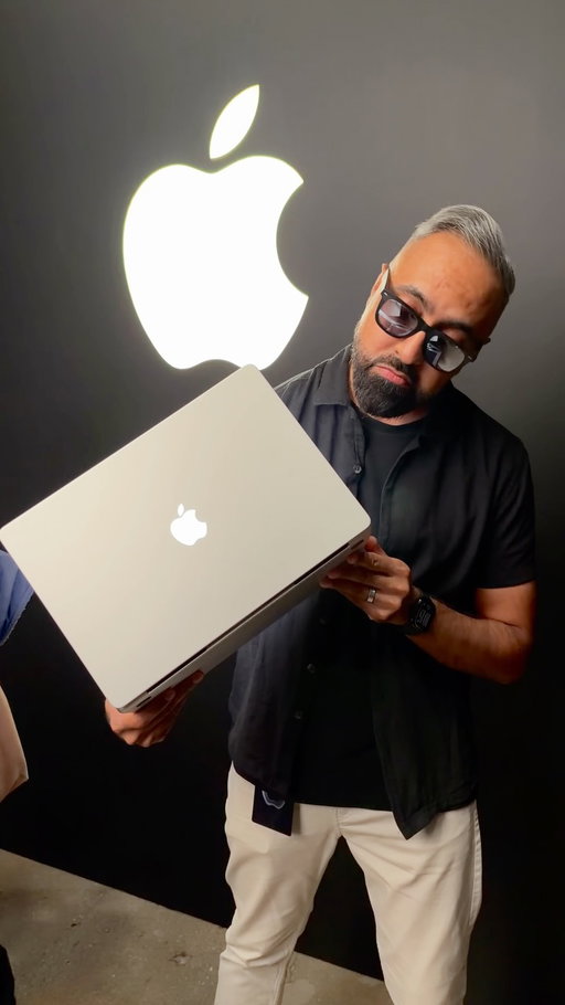 Hands-on with the MacBook Pro PROLED XDR Display 🔥

#macbookpro #proledxdr #supersaf #appleevent