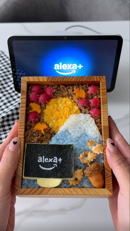 富士山の秋弁当🍁🏔

★材料
鶏そぼろ、卵そぼろ、
【富士山】ふりかけで色をつけたごはん
【もみじ】 ラディッシュ
【どんぐり】ミートボール、ウィンナー
【イチョウ】かぼちゃ
【落ち葉】焼いた餃子の皮
【Alexa+】チーズ、海苔

私の新しいキッチンの相棒、Alexaと一緒に✨

10月29日から日本で早期アクセスがスタートするAlexa+は、生成AIを搭載したパーソナルアシスタント！

家族の好みに合わせた献立を一緒に考えてくれたり。
毎日のお料理がもっと楽しくなりそうです。

🍁🏔 Autumn Bento: Mount Fuji Edition

★ Ingredients
Chicken soboro and egg soboro (seasoned ground chicken and scrambled egg)
Mount Fuji: Rice colored with furikake seasoning
Maple leaves: Radishes
Acorns: Meatballs and sausages
Ginkgo leaves: Pumpkin
Fallen leaves: Pan-fried gyoza wrappers
Alexa+: Cheese and seaweed

Making this bento with my new kitchen partner, Alexa! ✨

Alexa+, powered by generative AI, is a personal assistant launching in Early Access in Japan on October 29!

It can help you plan meals based on your family’s tastes, making everyday cooking even more fun. 🍳💕

@amazonjapan  @panospanay  @amazonalexajp 

#PR  #Alexa+ #アレクサプラス  #alexaのある暮らし