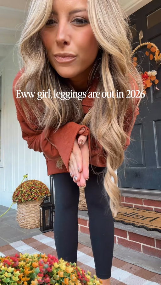 Not happening over here🤷🏼‍♀️ Love pairing them with this oversized sweatshirt and cute accessories!
Just say COZY and i’ll send everything I’m wearing to ya!
#comfyoutfit #momstyle #falloutfits #momswithstyle