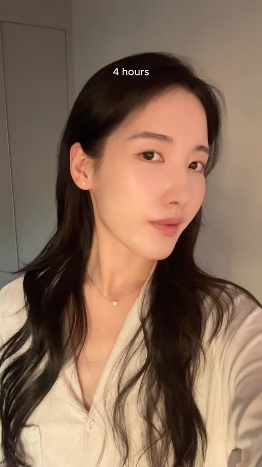 Enhypen's super glowy stage makeup hack

Product mentioned (not ad)
@mixsoon_global bean essence, pdrn tinted moisturizer

#koreanskincare #kbeauty #skincareproducts #makeuphack #koreanmakeup