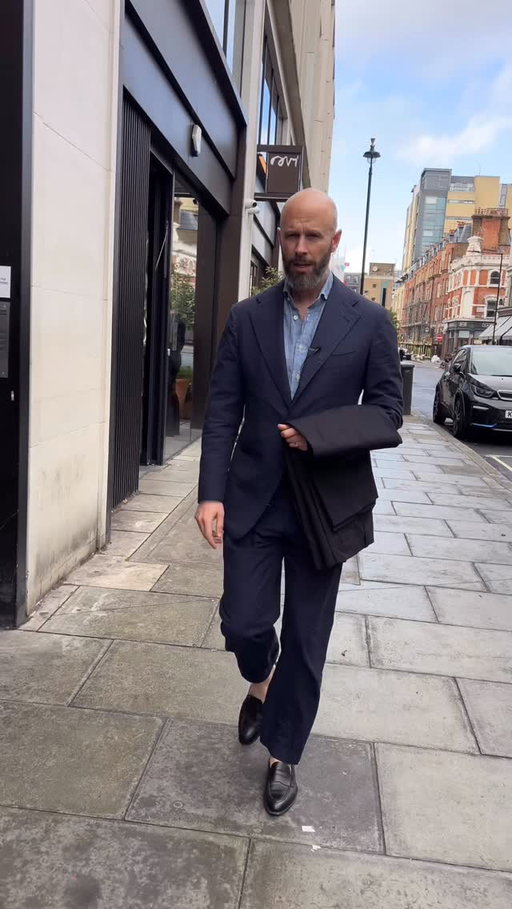 Walkie Talkie 77

Walking to the Margaret Howell sale shop
Talking about chambray shirts being a good option without a tie

Wearing:
- Made to measure seersucker suit by Jean-Manuel Moreau
- Bespoke chambray shirt by Luca Avitabile
- Edward Green ‘Piccadilly’ loafers in black London Grain