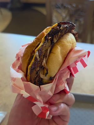 🍔🥤 Martin's Burgers is a new stall at the Tanger Outlets in Texas City for smash burgers, chili dogs, shakes and more! 🌭🍟 📍 1885 Gulf Freeway 📝 @MadmanMario .. #houstoneats #houstonfood #houstonfoodie #htxeats #yougottaeatthis #whatsfordinner #forkyeah #foodfoto #foodporn 