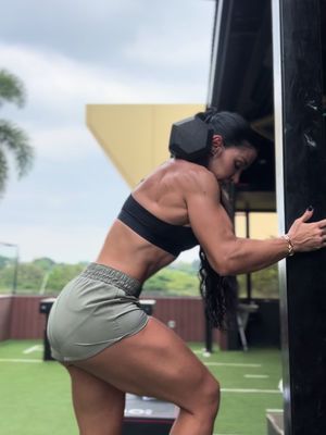 Strength isn’t built in a day… it’s built in every rep you push when your legs are burning, in every set you finish when your mind says “stop”  I train not just to move weight, but to move my limits. And in that journey, @MuscleTech Creatine Monohydrate is my go-to , the most trusted on the market for building muscle, boosting endurance, and speeding up recovery. It’s not magic… it’s science, discipline, and consistency. Push harder. Recover faster. Grow stronger. Official distributors: 🇺🇸 -15% code ANA (link in bio) 🇨🇴 -15% código ANA @Suplementos Colombia 