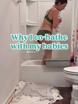Do you co bathe with your baby?? 👶🏼🫧 #motherhood #momlife 