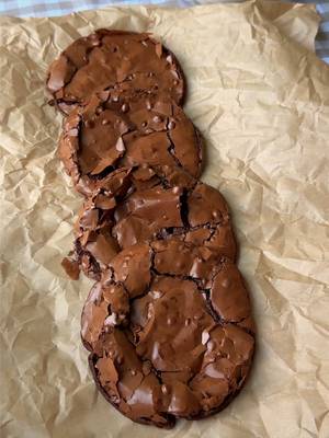 fudgey & chewy 🤤 if you prefer brownie corners & crinkly tops, you’ll absolutely love these!!  ingredients: 350g powdered sugar (a little less than 3 cups, but you can use 3 cups as well since this recipe is pretty forgiving) 60-65g cocoa powder (about 8-10 tablespoons if using tablespoons however using a scale is the best because tbsp weights may vary) – you can adjust this to 60g of cocoa powder if you prefer a sweeter cookie! 1/2 tsp salt 3 egg whites from 3 large eggs! (about 1/2 cup of liquid egg whites) 1/2 to 1 cup semi sweet chocolate chips (optional but recommended!) – depending how much chocolate you like! you can also use milk but i'm a semi sweet/dark choco girl. 1 tsp instant coffee (use 1/2 tsp if you are caffeine sensitive) 1 tsp vanilla bean paste (optional but adds great flavor) **if you live in a hot climate and the dough is super runny, try putting it in the fridge for 30 mins to an hour before baking**  directions: preheat oven to 350°f (175°c). line a baking sheet with parchment paper and lightly butter it so the cookies do not stick. in a large bowl, add powdered sugar, cocoa powder, salt, egg whites, instant coffee, and vanilla bean paste. stir until a thick glossy batter forms. fold in the chocolate chips if you are using them. scoop 2 to 3 tablespoons of batter per cookie onto the prepared baking sheet. leave at least 4 to 5 inches between each cookie because they spread a lot while baking. four to a cookie sheet will definitely prevent them from touching, but you can fit six if you do not mind if they bake into each other a bit. place the cookie tray directly in the middle of your oven. bake for 8 to 10 minutes. at 8 minutes the cookies will cool into a very fudgy texture. the longer you bake them, the less fudgy they will be. ten minutes should be the maximum baking time. immediately after baking, use a round bowl to gently scoot and round out the cookies. this will help “fluff” up the edges, which can be a bit flat right out of the oven. remove the cookies from the baking sheet right after shaping so they do not continue cooking on the hot tray. transfer to a cooling rack and let them cool completely before eating. enjoy!!! tips: -for the fudgiest texture, stick closer to 8 minutes of baking time.  -bake in the middle of the oven to prevent burning. use good quality cocoa powder for a richer chocolate flavor.  -if you don’t like coffee, you can skip the instant coffee, but it really brings out the chocolate taste.  -make sure to leave plenty of space between cookies because they spread a lot. four to a cookie sheet will keep them from touching, six if you are fine with them touching a little.  -transfer the cookies off the baking sheet right away so they stay soft in the middle.  -immediately after baking, use a round bowl to gently scoot and round out the cookies. this helps “fluff” up the edges, which can be a bit flat straight from the oven. #brownie #cookies #flourless #baking #glutenfree