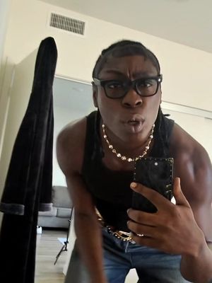 y’all like my new glasses ? 🤓 dc @Robbie Blue #nissanaltima #doechii #cornrows #raybanmeta 