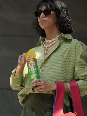 Lay’s Stax? For your office mid-day munch? GROUNDBREAKING! Living my Devil Wears Prada fantasy and chasing deadlines like Andy opo! Buti na lang meron akong baong #LaysStax na I can share with my boss hihi! Make your office mid-day munch enjoyable with the new & improved #LaysStax with a #flavorpackedcrunch @Frito-Lay Philippines 