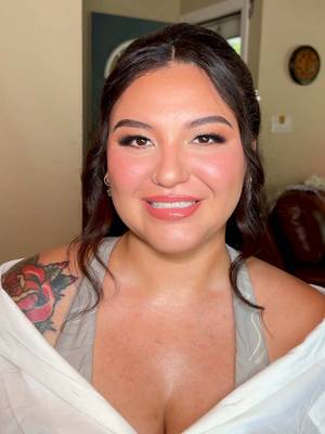 💍 Your dream bridal look starts here 💍 A bridal preview isn’t just a trial, it’s the secret to a stress free wedding morning. We lock in your perfect makeup and hair ahead of time so on your big day, you can simply relax and shine.  Makeup by me  Hairstyle by @Hair By Sarah  Now booking 2025 & 2026 brides. Secure your date today! #edmontonbrides #aprilfloresbeauty #bridalmakeup #yegmakeupartist #bridalpreview 