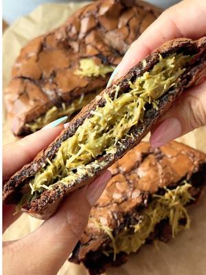 dubai choco cookies 🍪 made my flourless chocolate cookies even better with pistachio & crispy kataifi 🤭  #dubaichocolate #brownies #cookies #flourless #baking 